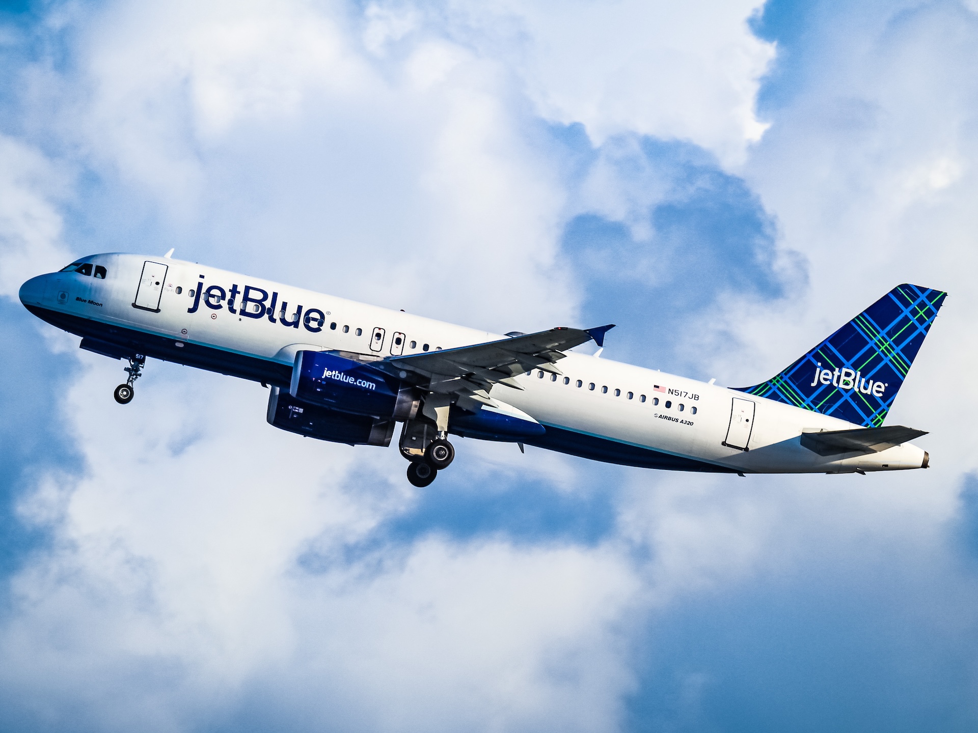 Route watch: JetBlue goes deeper into Colombia, easyJet adds Cagliari from Gatwick